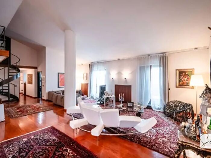 Appartamento con 6 locali in vendita in Viale Regina Margherita, Viareggio