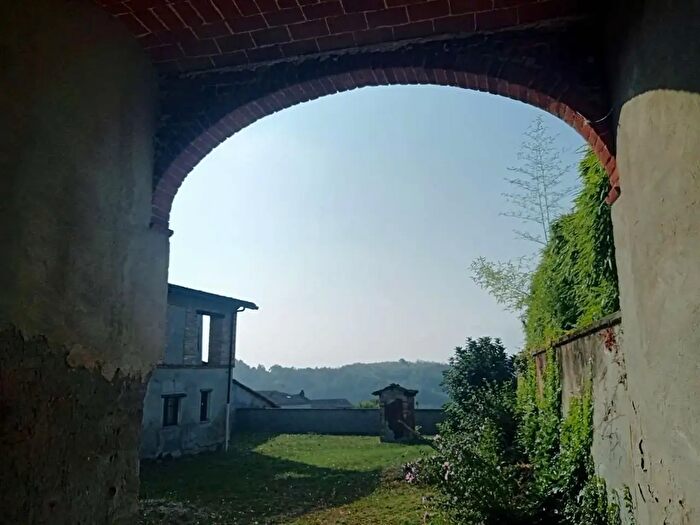 Casa con 11 locali in vendita in Pecetto Di Valenza