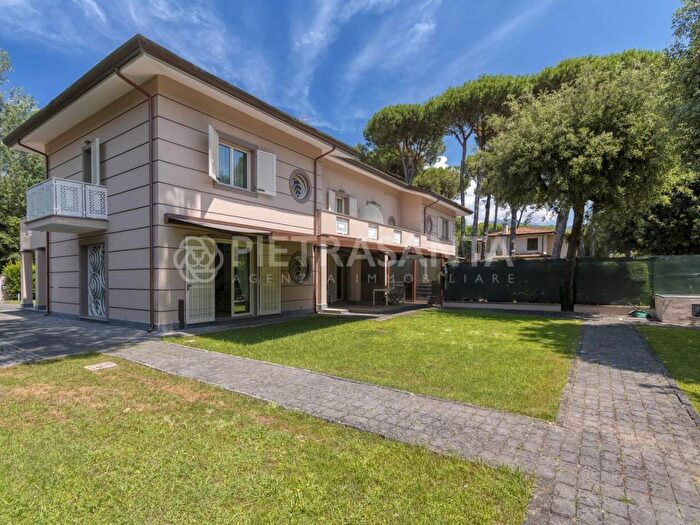 Casa con 6 locali in affitto in Vittoria Apuana, Forte dei Marmi