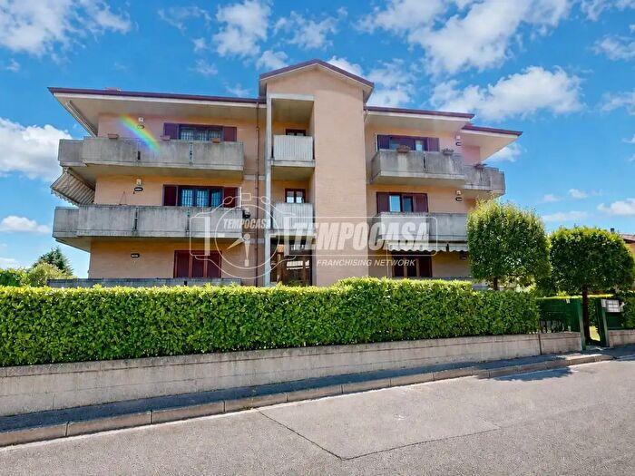 Appartamento trilocale in vendita in Via Don Clerici, Besana In Brianza