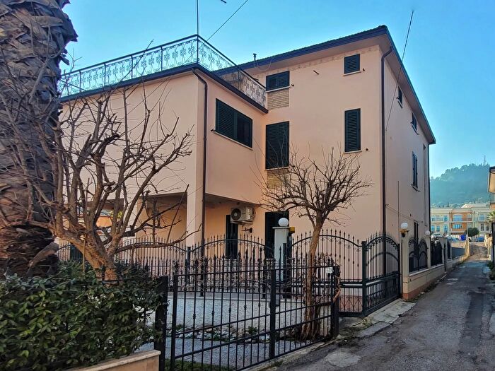 Casa con 15 locali in vendita in Vicolo Strada Statale Adriatica, Grottammare