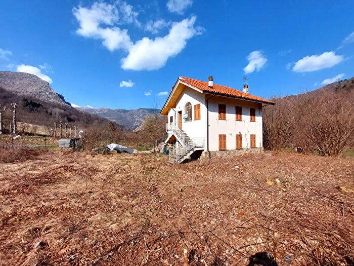 Casa quadrilocale in vendita in Via Nazionale, Pornassio