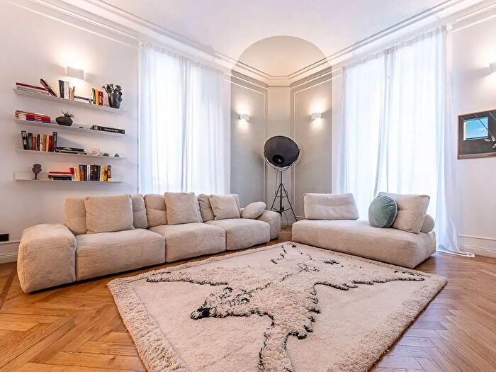 Appartamento con 5 locali in vendita in Via Duchessa Jolanda, Torino