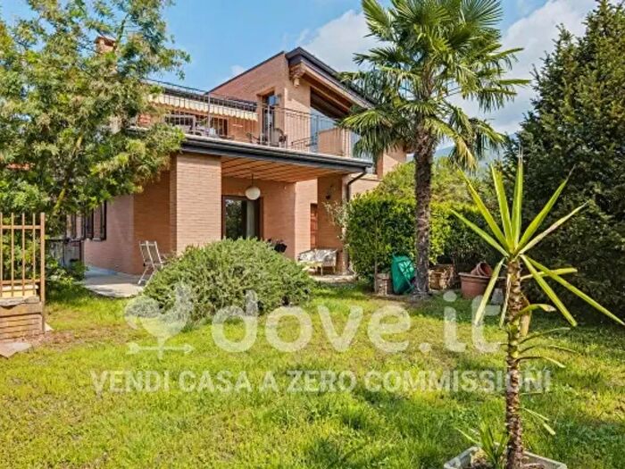 Casa con 6 locali in vendita in Via Vignacce, Gavirate