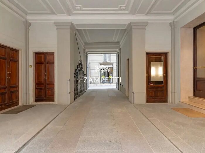 Appartamento trilocale in vendita in Via Rovello, Milano