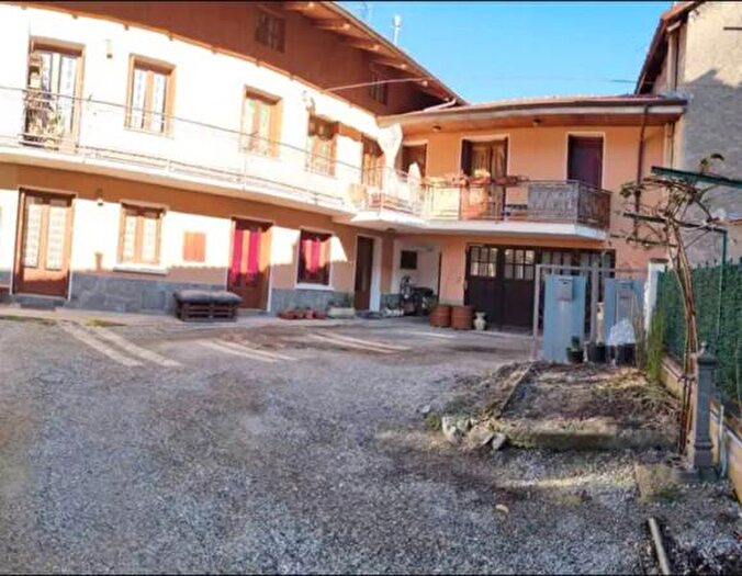 Casa con 6 locali in vendita in Via Maggio, Vaie