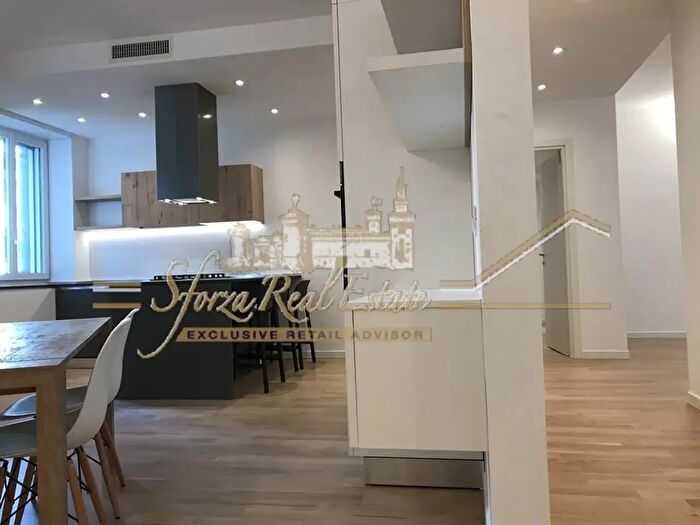 Appartamento trilocale in affitto in Via Piero della Francesca, Milano