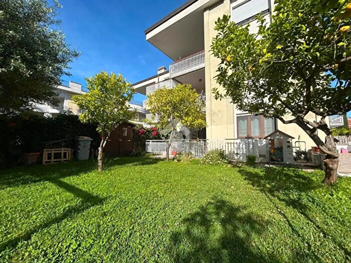 Appartamento con 5 locali in vendita in Via del Lido, Latina