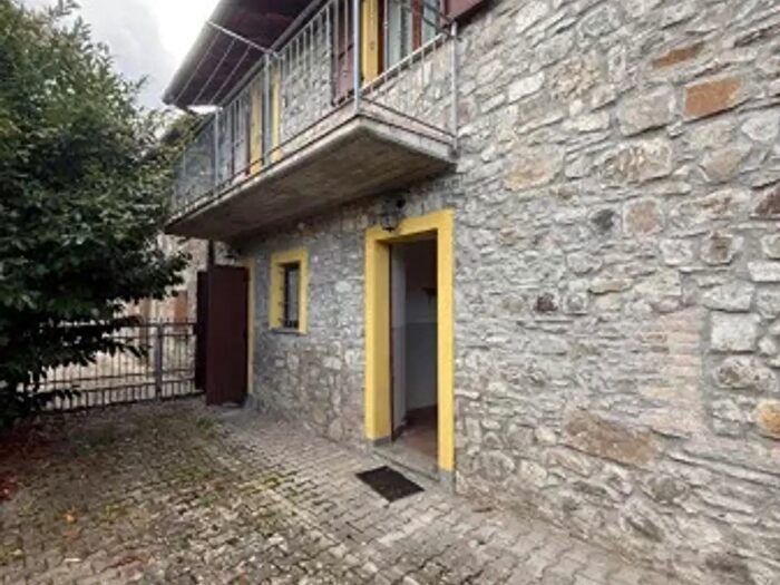 Casa con 5 locali in vendita in Via Case Bassi, Ventasso