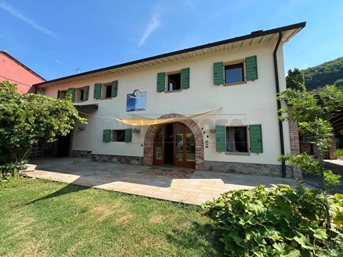 Casa con 8 locali in vendita in Vo'