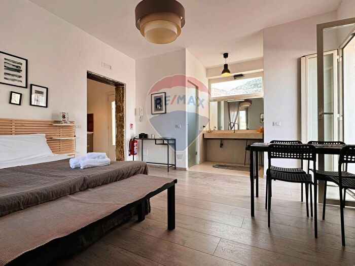 Appartamento bilocale in affitto in Vico Tre Regine, Napoli