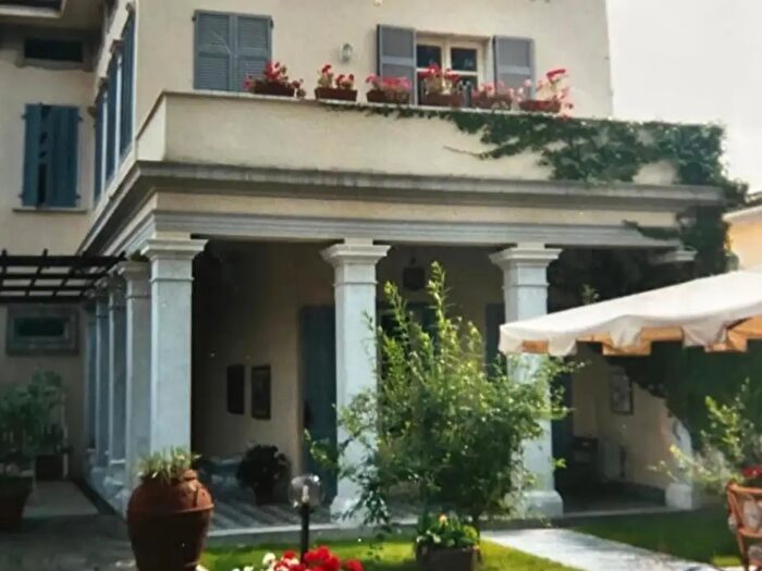 Casa con 12 locali in vendita in Carrara