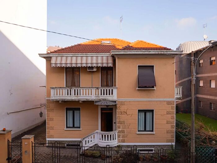 Casa con 14 locali in vendita in Via Boselli, Pinerolo