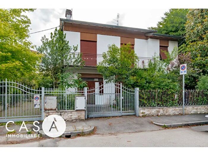 Casa con 10 locali in vendita in Via Piazzoli, Forli'