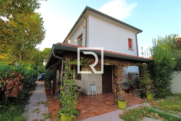 Casa quadrilocale in vendita in Via Roma Russi, Ciro Marina