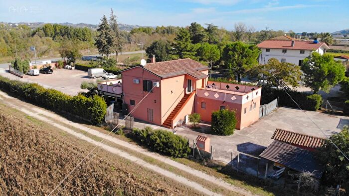 Casa con 7 locali in vendita in Via Bonifica del Tronto, Controguerra