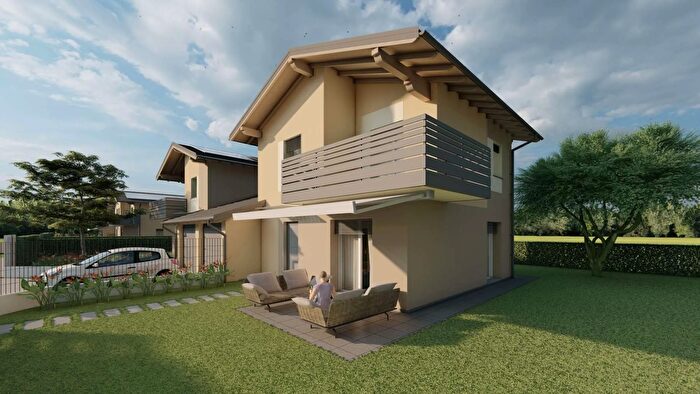 Casa trilocale in vendita in Via Fornaci, Ternate