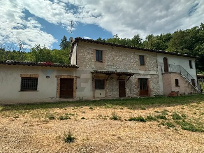 Casa con 9 locali in vendita in Foligno