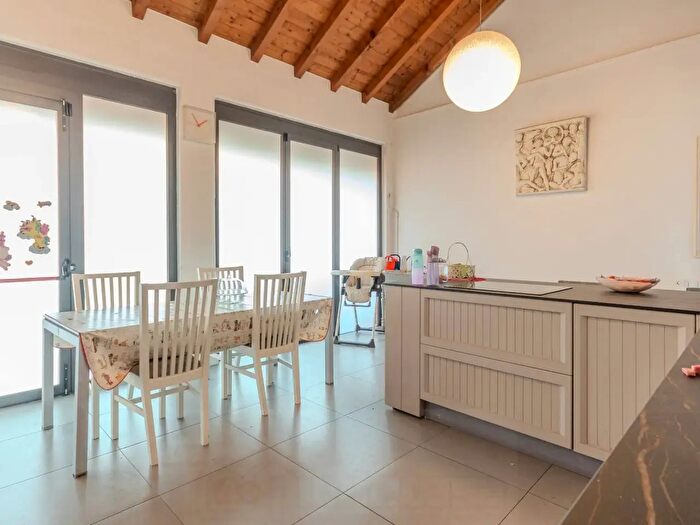 Appartamento trilocale in vendita in Via Cadorna, Macherio
