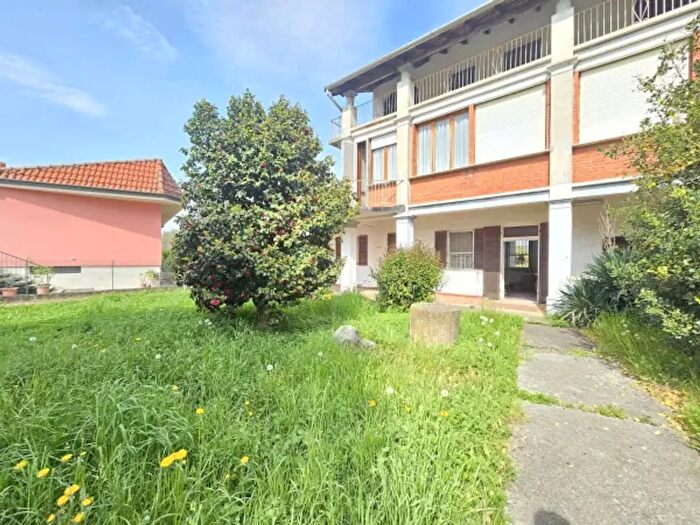 Casa con 6 locali in vendita in Fara Novarese