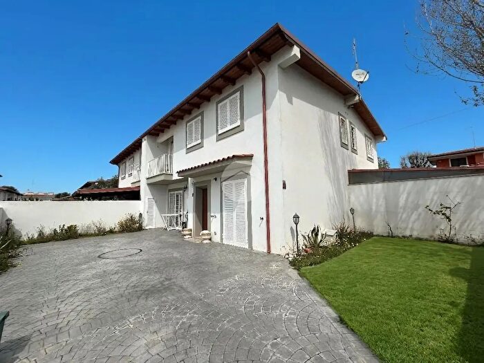 Casa quadrilocale in vendita in Via Ugo Foscolo, Anzio