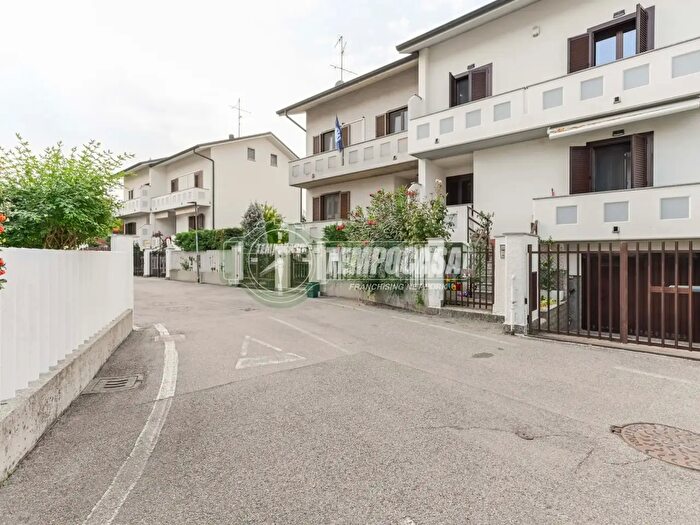 Casa quadrilocale in vendita in Via Gières, Vignate