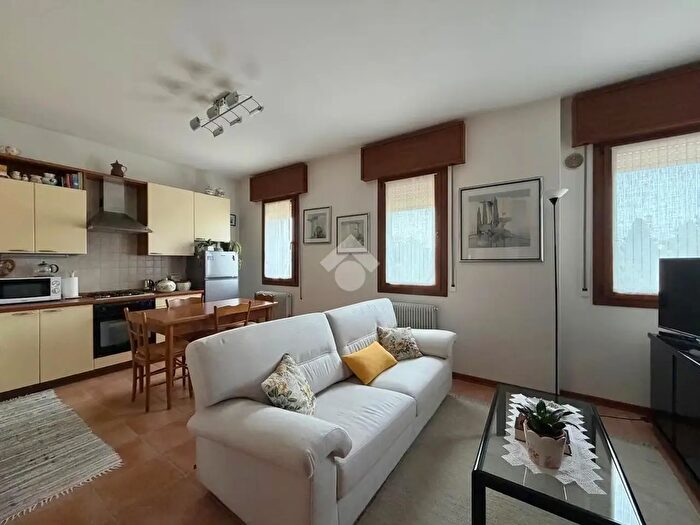 Appartamento trilocale in vendita in Via Brigata Marche, Carbonera