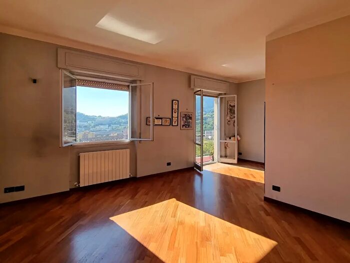 Appartamento con 9 locali in vendita in Via Pierino Negrotto Cambiaso, Genova