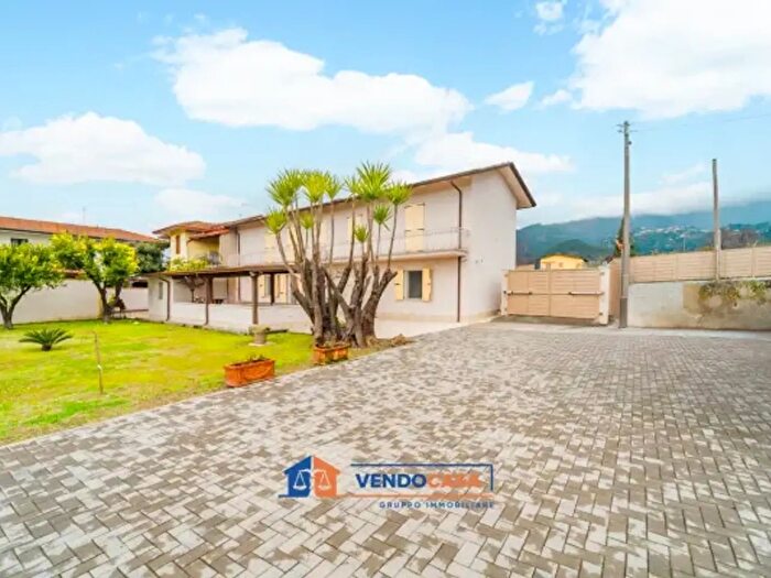 Casa con 5 locali in vendita in Via Romana, Massa