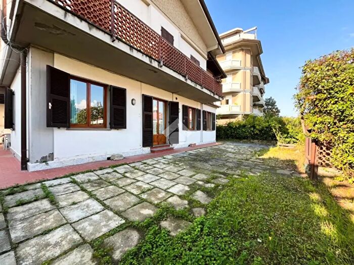 Appartamento quadrilocale in vendita in Via Marcello Garosi, Massa