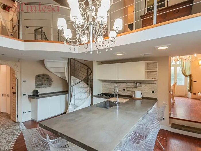 Appartamento con 6 locali in vendita in Via Parrocchiale, Besana In Brianza