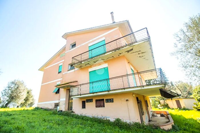 Casa con 11 locali in vendita in Via Selci, Forano