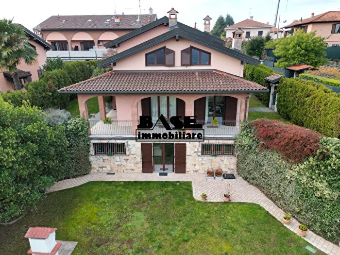 Casa con 7 locali in vendita in Casnate Con Bernate