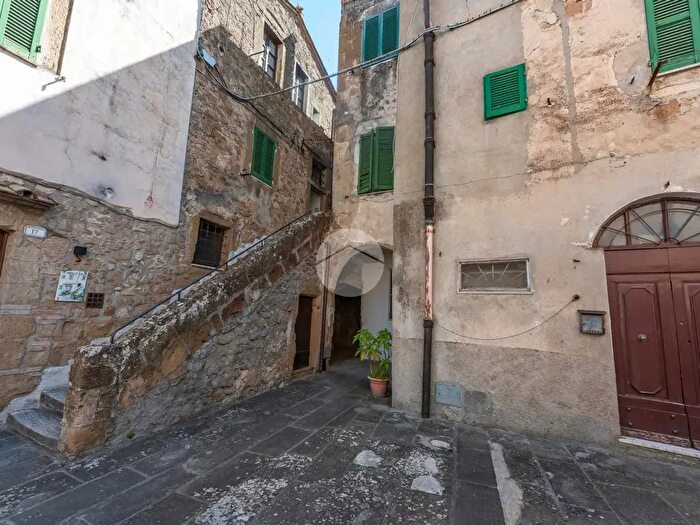 Appartamento trilocale in vendita in Via Santa Chiara, Pitigliano