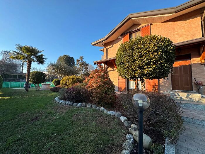 Casa con 8 locali in vendita in Via Francesco Baracca, Cadorago