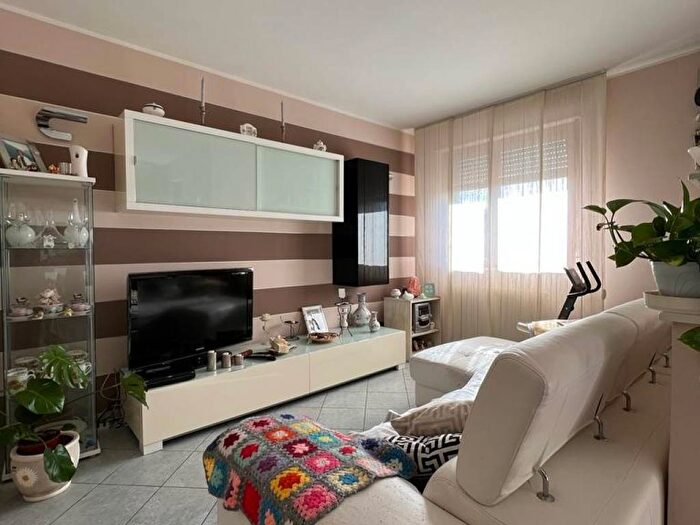 Appartamento con 6 locali in vendita in Via Guglielmo Marconi, Pallerone, Aulla