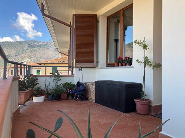 Appartamento con 5 locali in vendita in Reggello