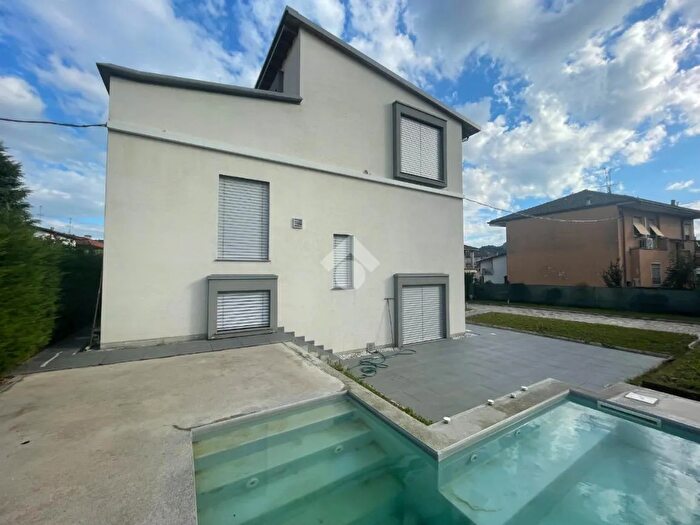 Casa con 6 locali in vendita in Via Francesco Zambelli, Sorisole