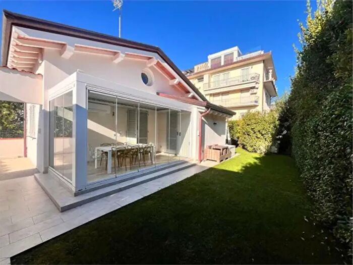 Casa con 6 locali in vendita in Via Piave, Forte Dei Marmi