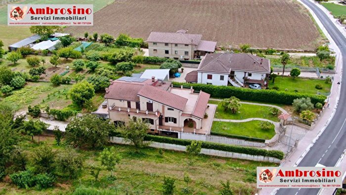 Casa con 9 locali in vendita in Via Calabroni, Dugenta