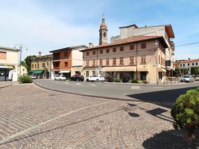 Appartamento con 5 locali in vendita in Piazza Giuseppe Garibaldi, Latisana