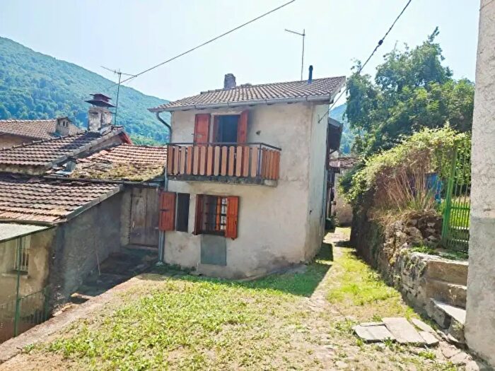 Casa quadrilocale in vendita in Frazione Perla, Schignano