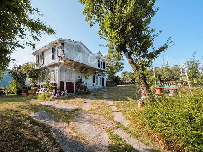 Casa quadrilocale in vendita in Strada Case Caselli, Medesano