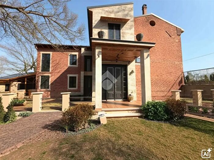 Casa con 6 locali in vendita in Via Madre Chiara Ricci, Castelspina