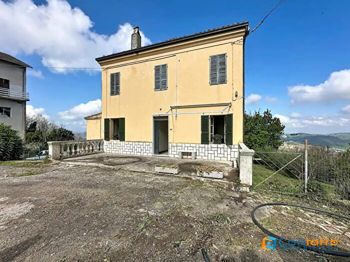 Appartamento con 6 locali in vendita in Via Risorgimento, Carassai