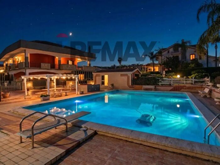 Casa con 20 locali in vendita in Via Giovanni Pascoli, Aci SantAntonio