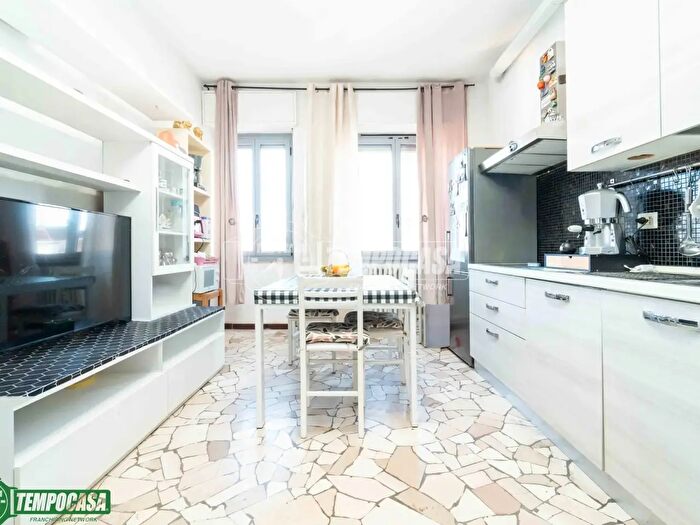 Appartamento trilocale in vendita in Via Padova, Milano