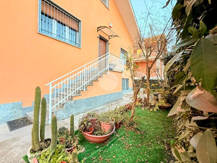 Casa con 7 locali in vendita in Via Petrarca, Nichelino