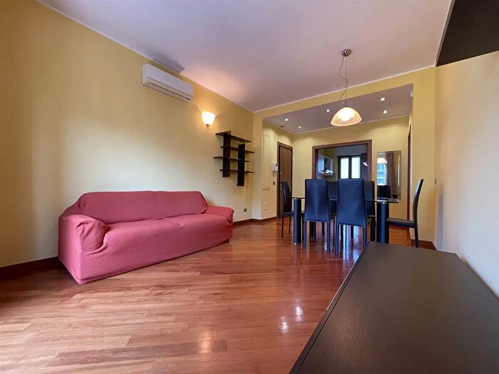Appartamento trilocale in affitto in Via Raffaello Sanzio, Milano
