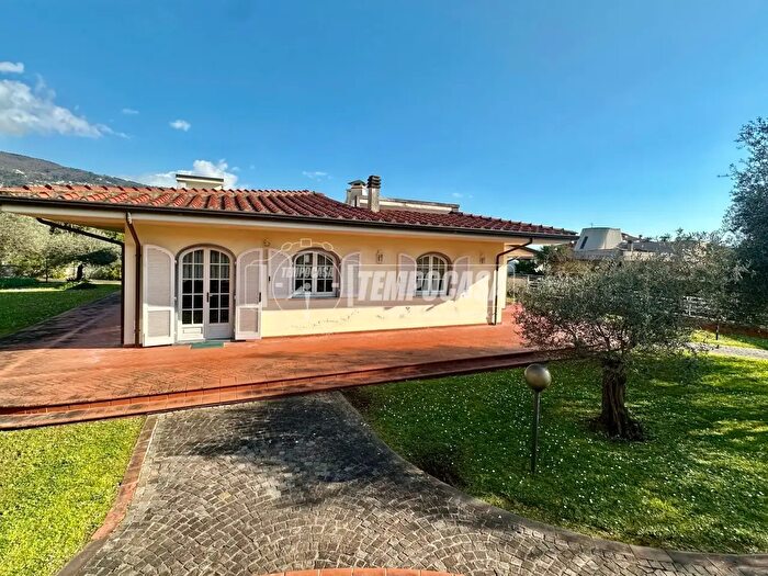 Casa con 8 locali in vendita in Via della Sala, Massa